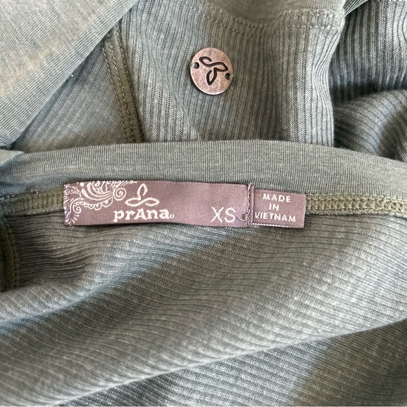 prAna Kaila Green Long Sleeve Top with Back-V EXCELLENT condition - Picture 3 of 6